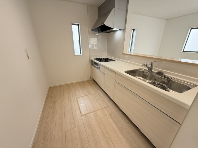 クレイドルガーデン前橋市公田町第１　１号棟のキッチン|【イメージ画像】人気のカウンターキッチン採用です☆
コンロも３口ご用意しています！調理スペースも広くストレスなくお料理できます。
浄水器つきなので美味しいお水も飲めますよ♪