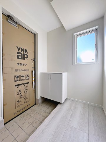モデルハウス　会津若松市北滝沢　一箕小・一箕中の玄関|小窓付きで日差しが入り明るい玄関スペース！シューズボックスの上には小物やお花などを飾ることもできます！