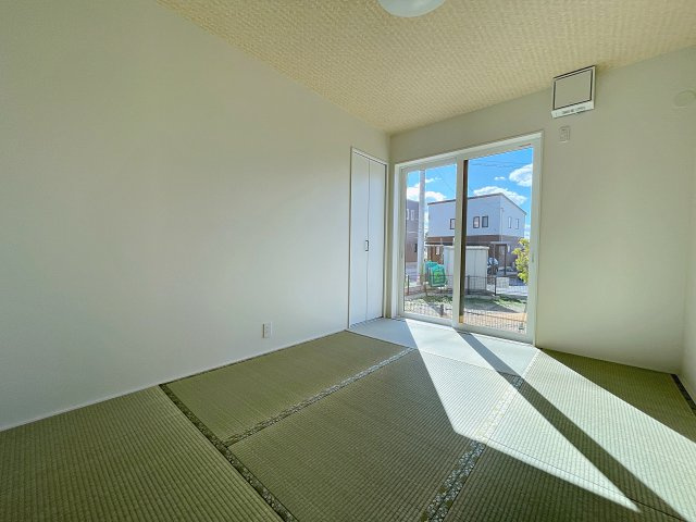 モデルハウス　会津若松市北滝沢　一箕小・一箕中の和室|6帖の和室はリラックス効果が高い畳の香りが心地良く、硬すぎず柔らかすぎないので安全性も◎