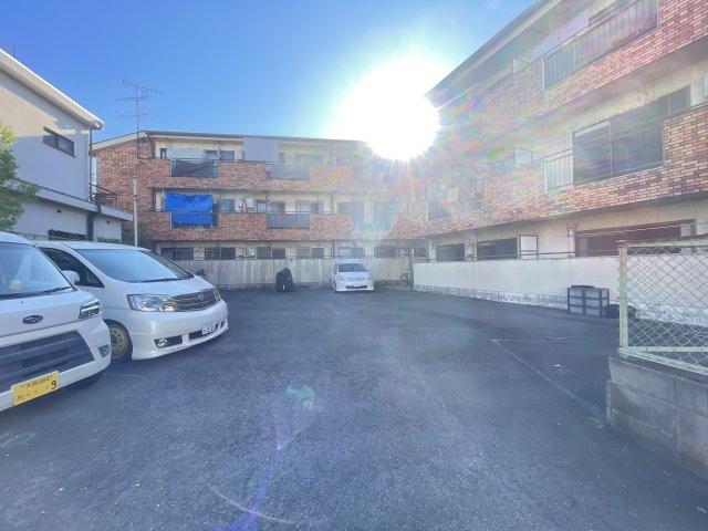 寝屋川市大成町の賃貸マンションの駐車場