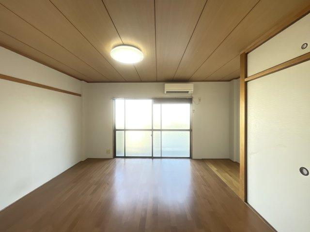寝屋川市大成町の賃貸マンションの居間・リビング