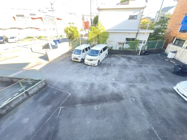 寝屋川市大成町の賃貸マンションの駐車場