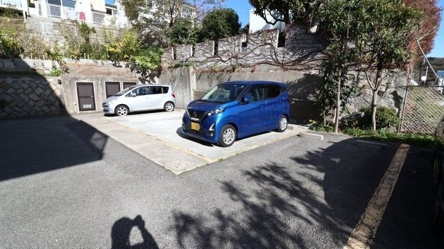 クレール塩屋の駐車場