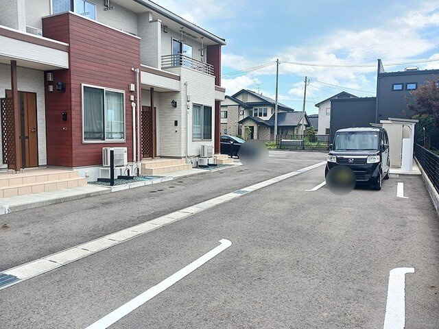 アルモニーの駐車場