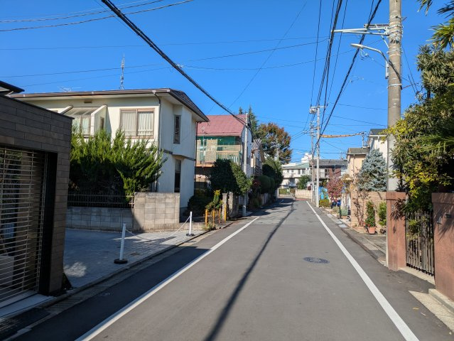 東久留米市学園町２丁目の前面道路含む現地写真