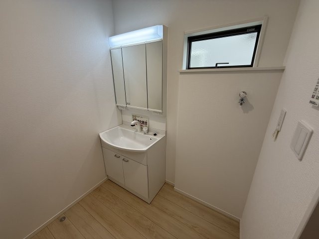 クレイドルガーデン前橋市公田町第１　２号棟の独立洗面台|【イメージ画像】シャワー水栓付き洗面台で朝の身支度もバッチリです！
洗面台には収納スペースもあり洗面室もすっきり片付きますよ！