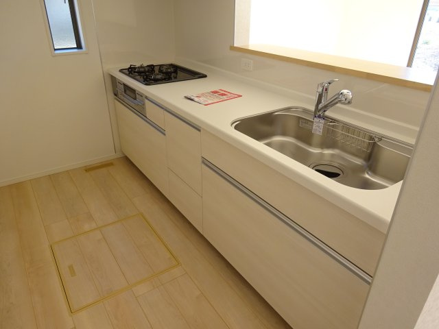 クレイドルガーデン前橋市公田町第１　２号棟のキッチン|【イメージ画像】人気のカウンターキッチン採用です☆
コンロも３口ご用意しています！調理スペースも広くストレスなくお料理できます。
浄水器つきなので美味しいお水も飲めますよ♪