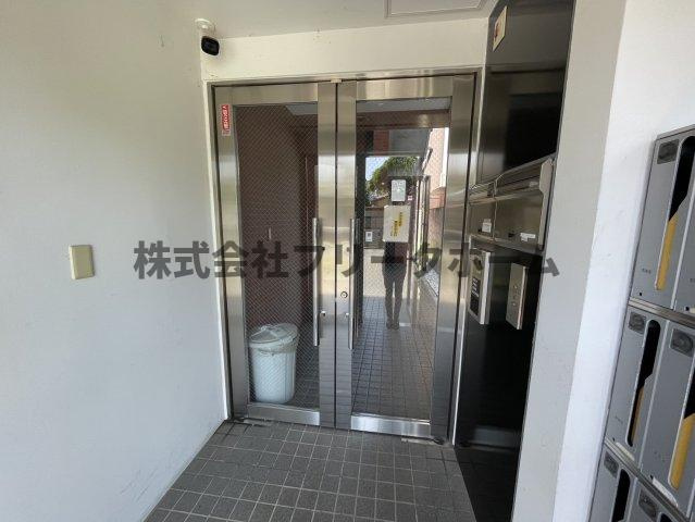 武蔵野市中町１丁目の賃貸マンションのエントランス