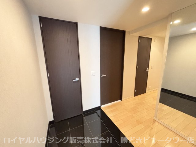 玄関には大容量のシューズクローゼット。廊下からリビングまでフラットな動線です。