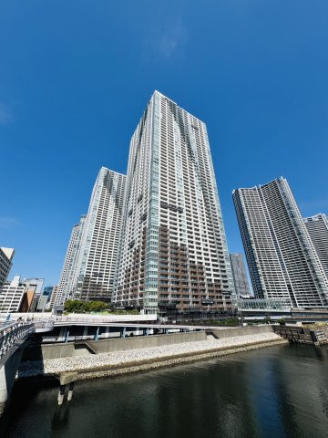 地上58階建・直接基礎・制震構造のタワーレジデンス（写真中央）