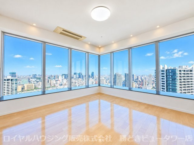 57階部分の北東・北西角　天井高2620ｍｍのLD
解放感ある眺望を是非現地でご覧ください。
床暖房・天井カセット型エアコン有