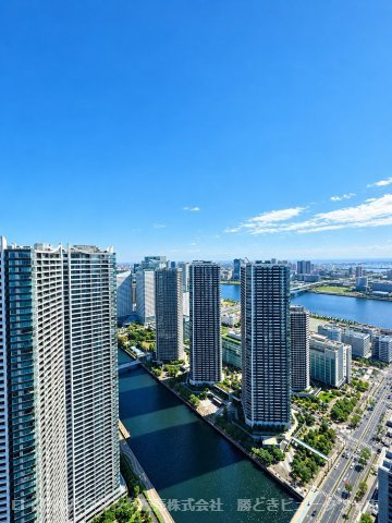 朝潮運河を眼下に晴海運、東京湾まで見渡せる眺望です！