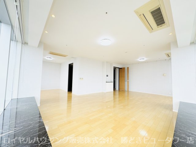 約34帖のリビングダイニング
天井高2620ｍｍのLD
床暖房・天井カセット型エアコン有