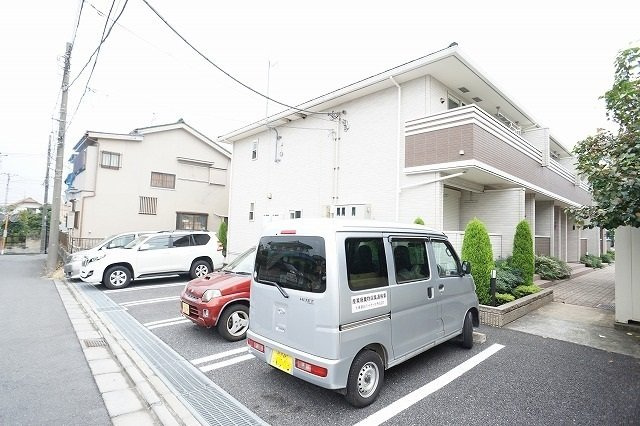 サニーレジデンスの駐車場|駐車場に車を止められます