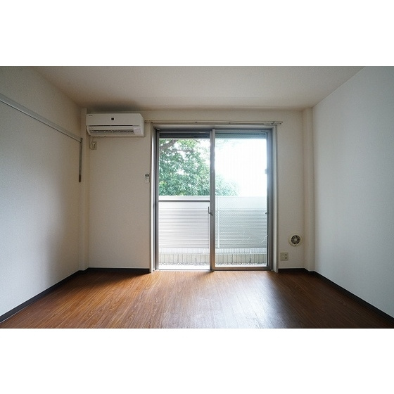 Ｙ’Ｓ　ＨＯＵＳＥの居間・リビング|洋室①
