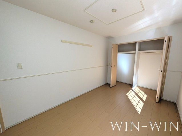 アルトピアーノ一色の洋室
