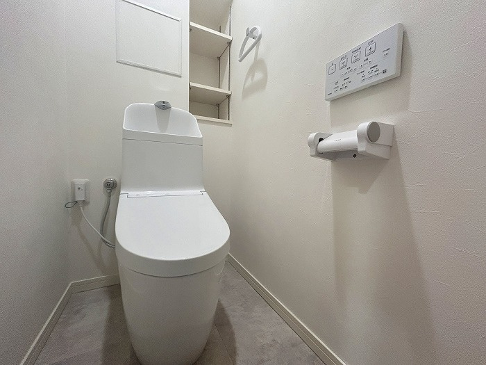 ユニライフ鳴海のトイレ|棚付きのトイレ。トイレットペーパーなどの消耗品を収納できます。