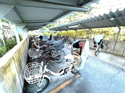 【駐輪場】 | エバーグリーンポートタウン１２号棟 | 【駐輪場】屋根ございますので、雨で自転車が濡れないのは、嬉しいポイントですね！