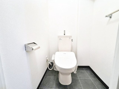 【トイレ】 | エバーグリーンポートタウン１２号棟 | 【トイレ新調】温水便座洗浄便座ですので、寒い日も温かい便座で安心して使用していただけますよ！