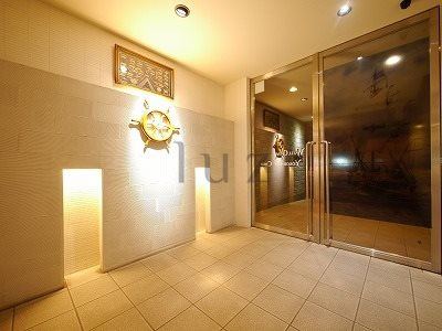 ウェルカーサ横浜中央のエントランス
