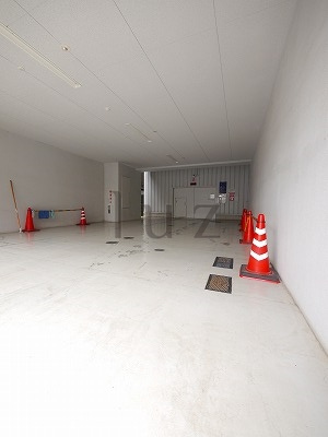 ウェルカーサ横浜中央の駐車場