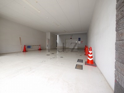 ウェルカーサ横浜中央の駐車場