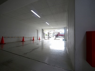 ウェルカーサ横浜中央の駐車場