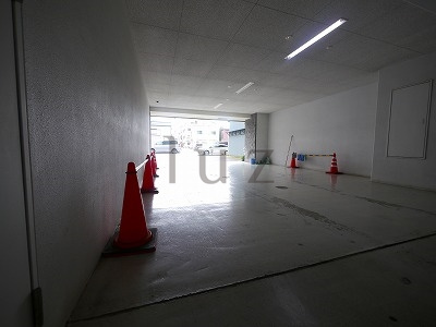 ウェルカーサ横浜中央の駐車場