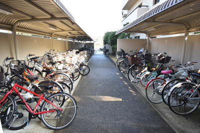 【駐輪場】 | 星和プラネタウン千里南第参期 B棟 | サイトに掲載されていない箇所の写真、撮影してお届けさせて頂きます！気になる物件で、見たい部分の画像が無い場合は、弊社スタッフまでご連絡下さいませ。お客様の気になる箇所を、カメラにて撮影して参ります！