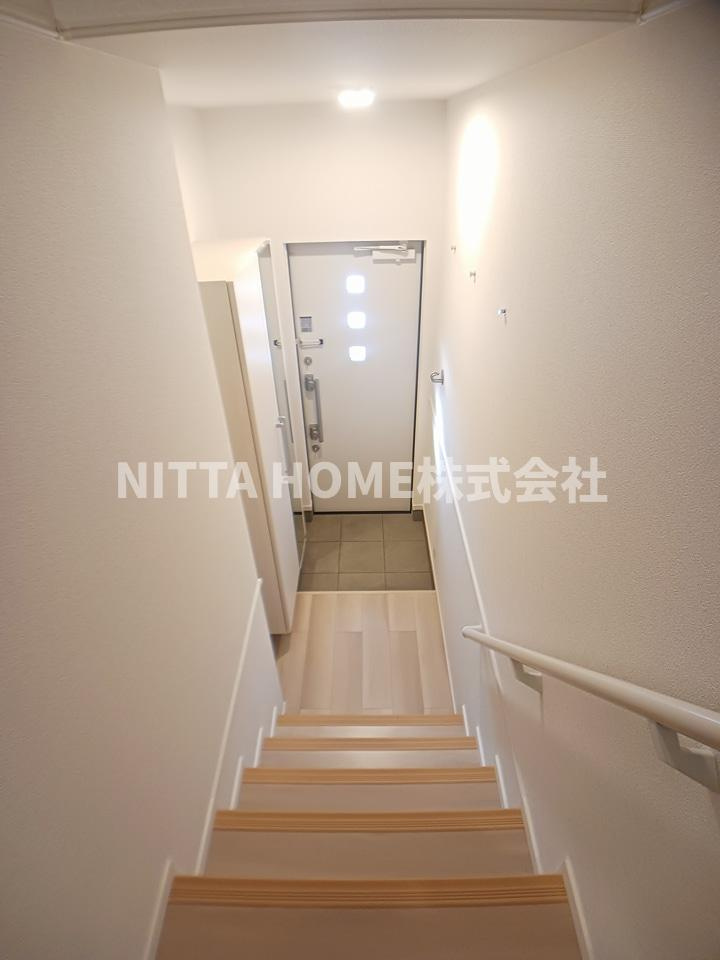 丹波篠山市黒岡のアパートの玄関|お部屋は２階＊手すり付きの階段です◎