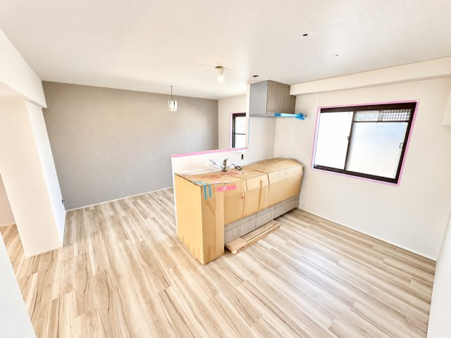 北磯子住宅5号棟の居間・リビング|ナチュラルな素材感が心地よいリビングは、長く住むほどに愛着が深まる落ち着いた住空間です。