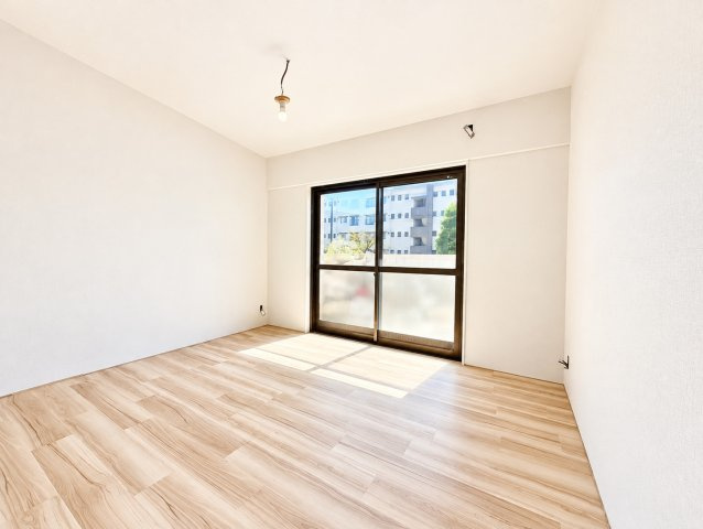 北磯子住宅5号棟の洋室|自然光と調和した明るい空間が、日々の暮らしに安らぎをもたらします。
