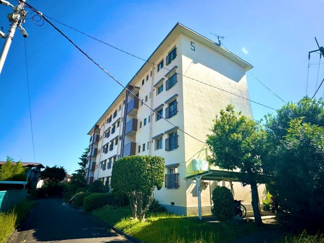 北磯子住宅5号棟の外観|北磯子団地５号棟は1965年12月に竣工しました。総戸数20戸、鉄筋コンクリート造の地上5階建てマンションです。東西に長い敷地に1号棟から5号棟がゆったりと配棟されています。