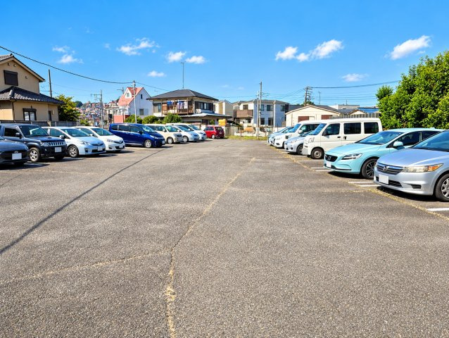 北磯子住宅5号棟の駐車場|荷物の積み下ろしもスムーズに行える敷地内駐車場。