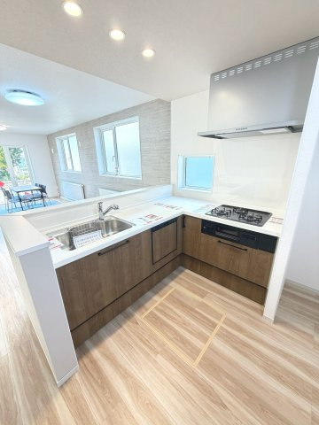 【新築戸建】札幌市手稲区前田8条18丁目1棟のキッチン|広々システムキッチンは、シンク・調理部分だけではなく、小物から大きな調理器具まで収納でき、出し入れもスムーズな収納充実プランを採用。床下収納あり。食洗器付！