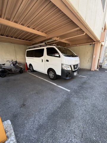 カトレヤマンションの駐車場
