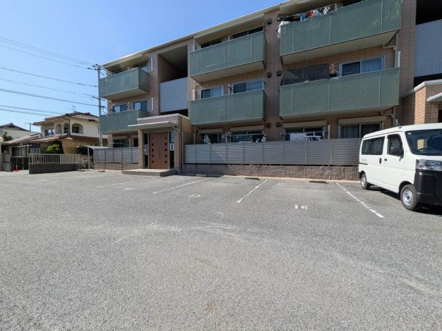 シャーメゾンＡＮＴＩＣＡ　 の駐車場