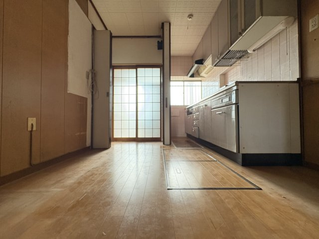 【価格改定】向日市上植野町鴨田のキッチン|落ち着いた色合いでまとめられた内装が、心安らぐ空間を演出します。