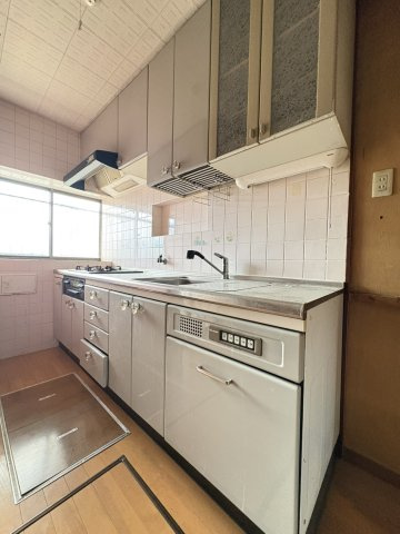 【価格改定】向日市上植野町鴨田のキッチン|収納豊富なキッチン。
調理スペースも広くとれています。