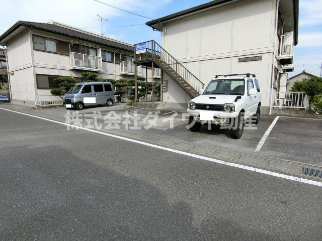 ハイツボヌールA棟の駐車場
