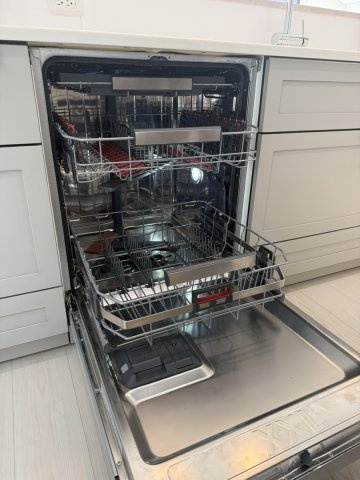 イチエHOUSE分譲　周南市下上のキッチン|№16
大容量で出し入れしやすいAEG製のフロントオープン食洗機。鍋やフライパン、多数の食器も一度にまとめて洗える使い勝手の良い設計です。