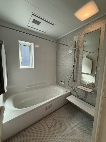 イチエHOUSE分譲　周南市下上の浴室|№16
足を伸ばしてくつろげるTOTO製のユニットバス。保温性の高い「魔法びん浴槽」や乾きやすい「ほっカラリ床」で快適なバスタイムを過ごせます。