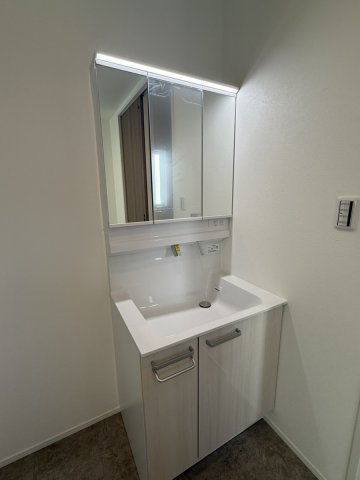 イチエHOUSE分譲　周南市下上の独立洗面台|№16
三面鏡裏に豊富な収納スペースを備えた洗面化粧台。壁出しタイプの水栓を採用しており、水まわりのお手入れも簡単に行えます。