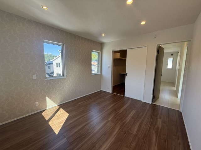 イチエHOUSE分譲　周南市下上の寝室|№16
シックなアクセントクロスが映える7帖の主寝室。奥にはウォークインクローゼットを備えており、衣類や大きな荷物もまとめて収納できます。