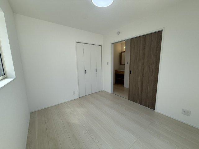 イチエHOUSE分譲　周南市下上の洋室|№16
2面採光で明るい5.25帖の洋室。クローゼット収納を備え、子ども部屋や書斎など多目的に活用しやすいレイアウトです。