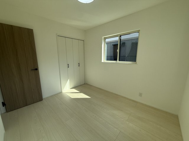 イチエHOUSE分譲　周南市下上の洋室|№16
ナチュラルな色調でまとめられた5.25帖の洋室。折れ戸付きのクローゼットを完備し、部屋を広く使えます。