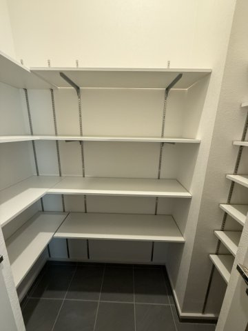 イチエHOUSE分譲　周南市下上の収納|№16
靴だけでなくベビーカーやアウトドア用品も収まるシューズインクローク。可動棚仕様のため、収納物の高さに合わせて柔軟に調整可能です。