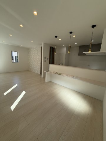 イチエHOUSE分譲　周南市下上の居間・リビング|№16
キッチン前には使い勝手の良い固定カウンターを設置。お子様のスタディスペースやPC作業、カフェタイムなど多目的に活用できます。