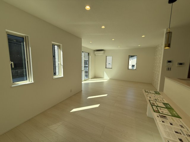 イチエHOUSE分譲　周南市下上の居間・リビング|№16
複数箇所に開口窓を配置したLDKです。キッチン側から部屋全体を見渡せるレイアウトになっています。