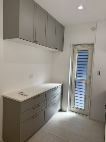イチエHOUSE分譲　周南市下上のキッチン|№16
上部吊戸棚とワイドな引き出しを備えた大型カップボード。キッチンのすぐ横に勝手口があり、ゴミ出しなどの家事動線もスムーズです。